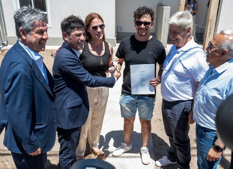 El gobernador bonaerense Axel Kicillof entregó viviendas en la ciudad y recorrió obras del Plan Hídrico