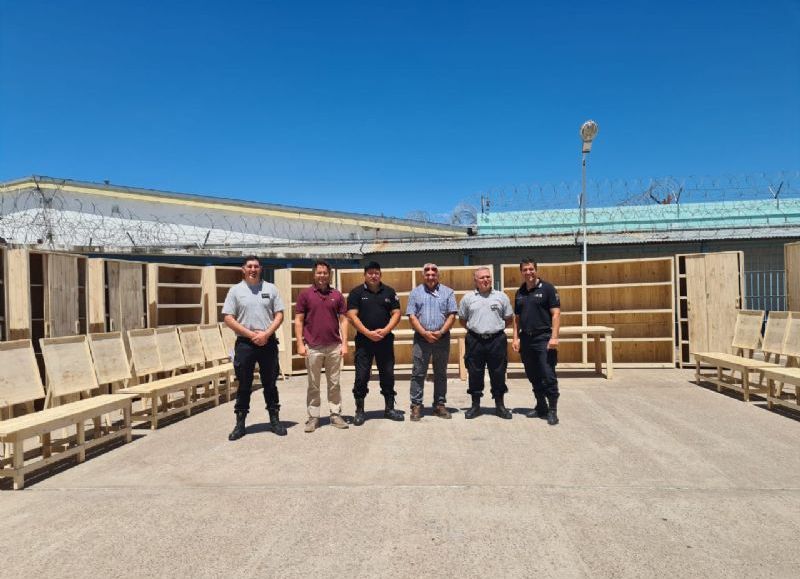 En la cárcel fabricaron mobiliario escolar para siete entidades educativas