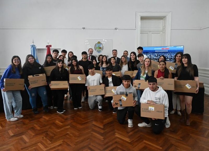 La Embajada de Turquía en Argentina donó 30 notebooks a escuelas bahienses