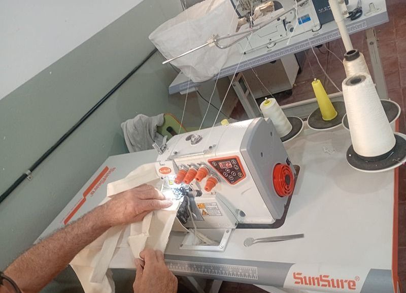 Internos de la Unidad 4 fabricaron 800 bolsas reciclables para la Fiesta del Camarón y el Langostino